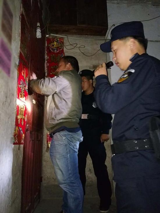 笃山乡粗心妈妈误将幼女锁家中 